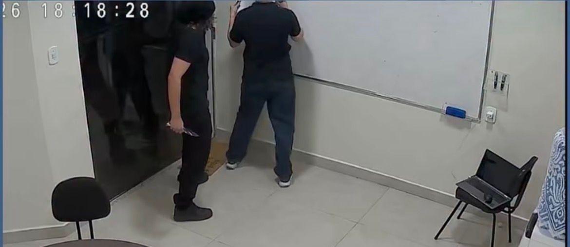 Cenas fortes: aluno esfaqueia professor durante aula em Manaus