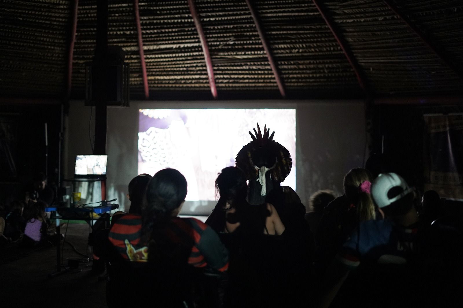 Indígenas organizam ritual e exibição de 'Ainda Estou Aqui' em aldeia no AM