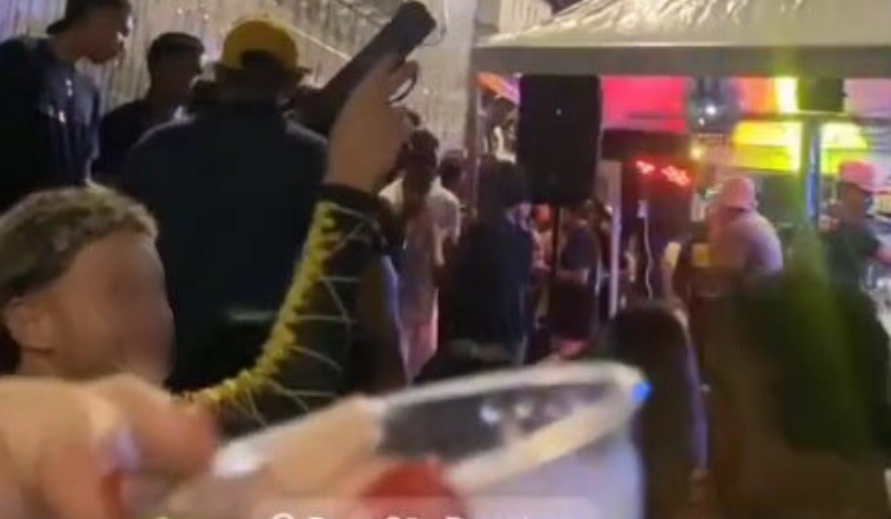 Vídeo: Jovem exibe arma durante festa em Manaus