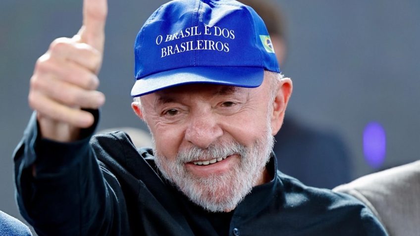 Após tarifaço dos EUA, Lula usa boné “Brasil é dos brasileiros”