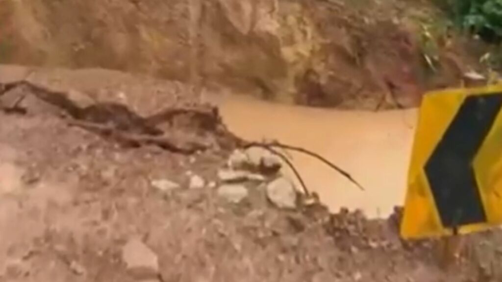 Vídeo: chuva rompe bueiro e interdita BR-230 no Amazonas