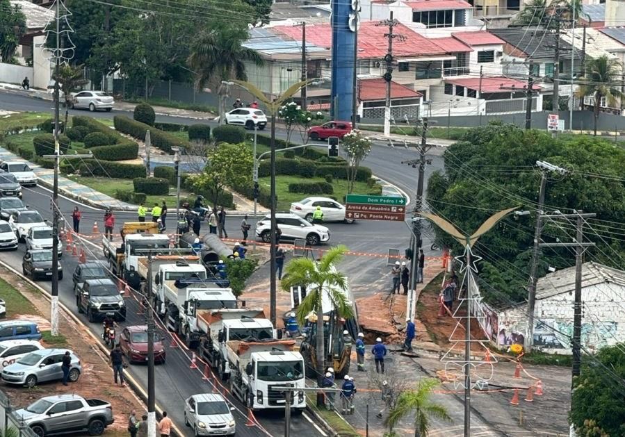 Vídeo: Cratera se abre em avenida Coronel Teixeira e engole caminhão