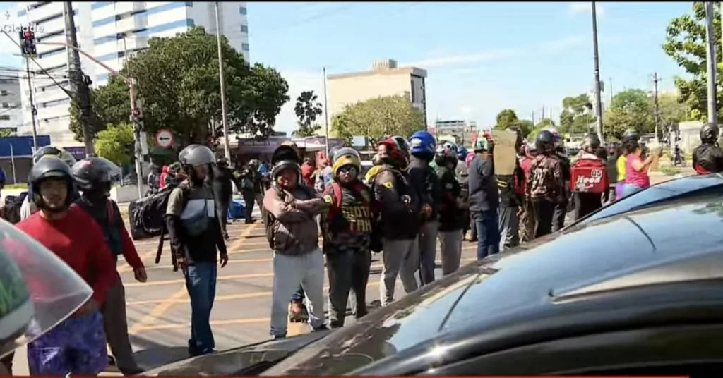 Entregadores fazem manifestação após prisão de colegas da categoria