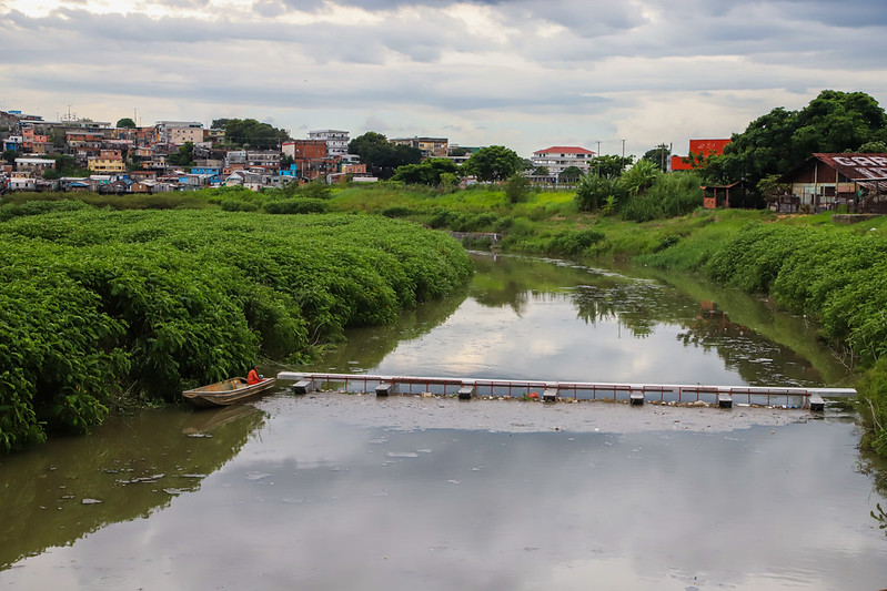 Manaus amplia rede proteção ao rio Negro com instalação da 14ª ecobarreira