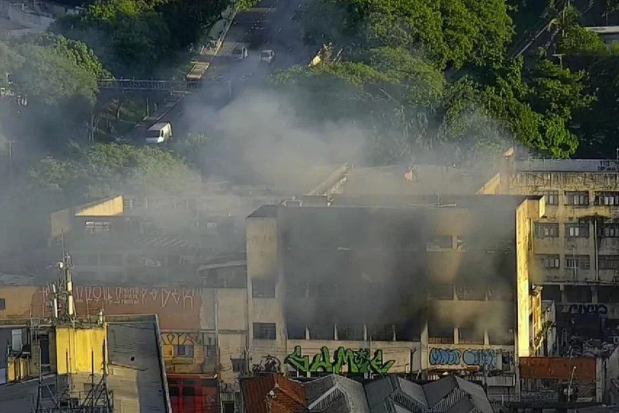 Homem e bebê morrem em incêndio em apartamento na zona leste de SP