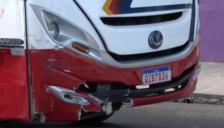 Vigilante morre após colisão entre moto e ônibus em Manaus