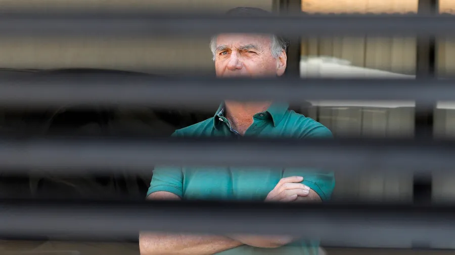 Bolsonaro completa 6 meses preso e em negociação por domiciliar