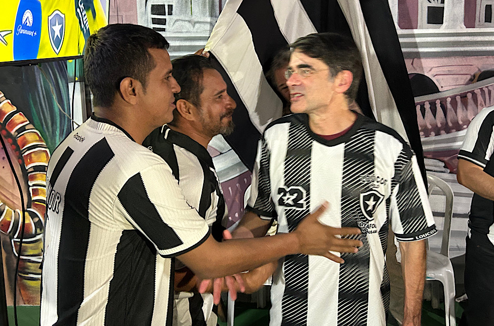 João Moreira Salles surpreende torcedores do Botafogo em bar no Centro de Manaus
