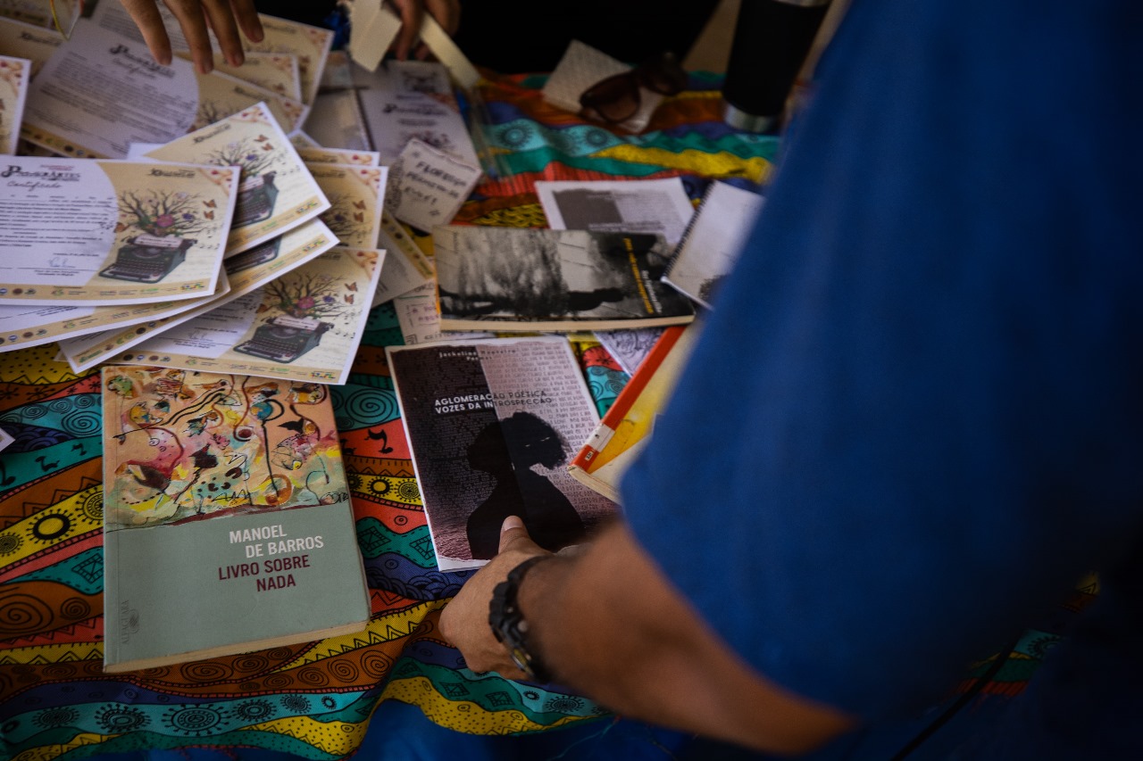 Projeto oferece oficinas gratuitas de escrita criativa, poesia slam e contação de histórias no AM