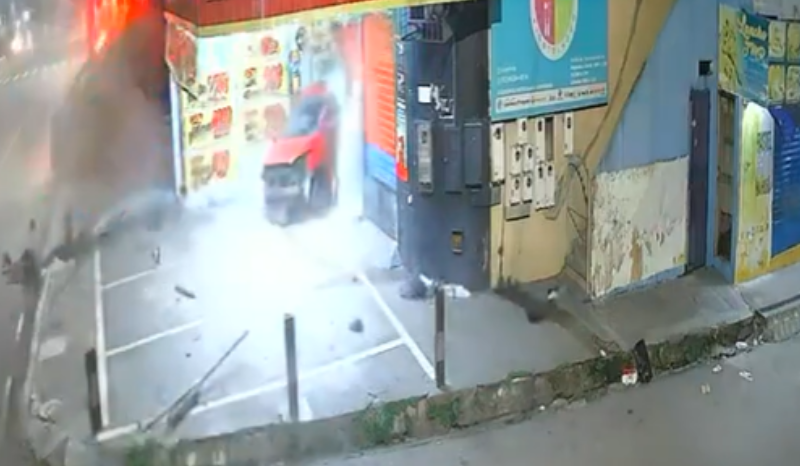 Vídeos mostram colisão fatal entre carro e viatura da Rocam na Av. Autaz Mirim