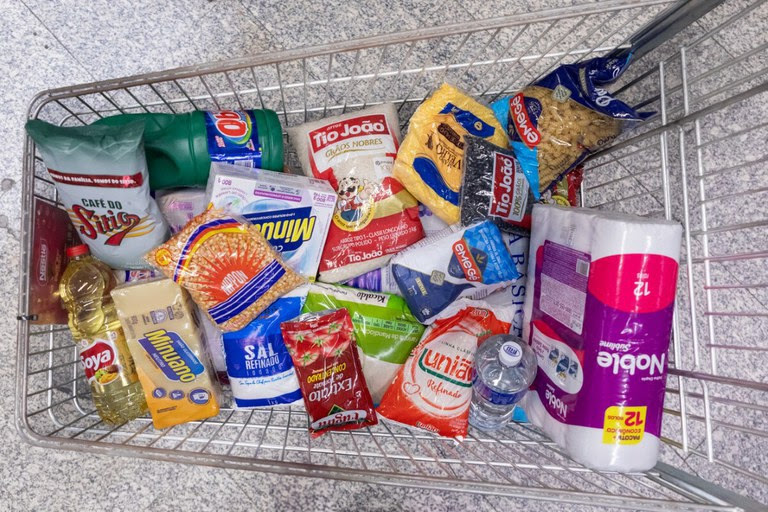 Manaus teve a maior queda no preço da cesta básica entre as capitais em fevereiro.