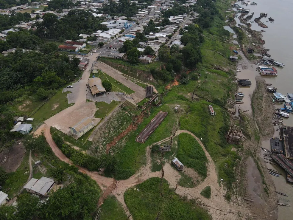 Deslizamento de terra atinge parte do porto de Manicoré