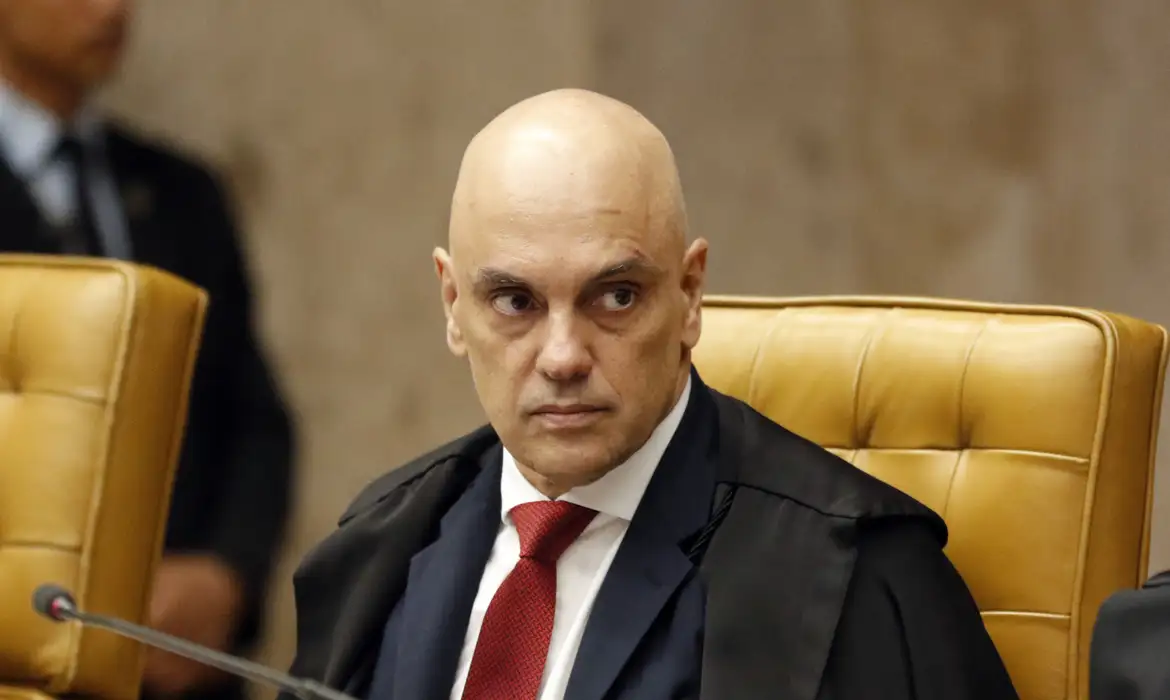 Moraes determina prisão definitiva e extradição de Carla Zambelli