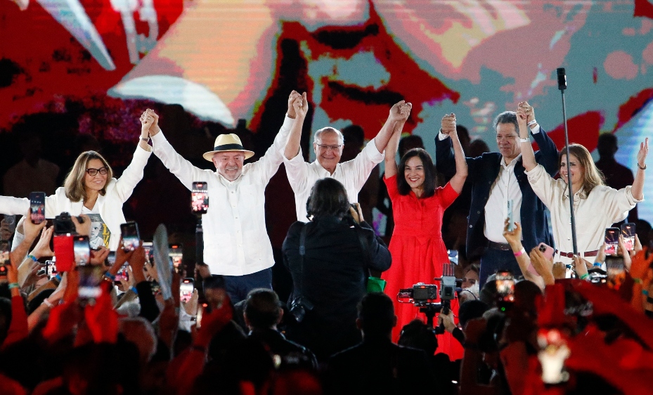 Lula confirma candidatura e mira quarto mandato