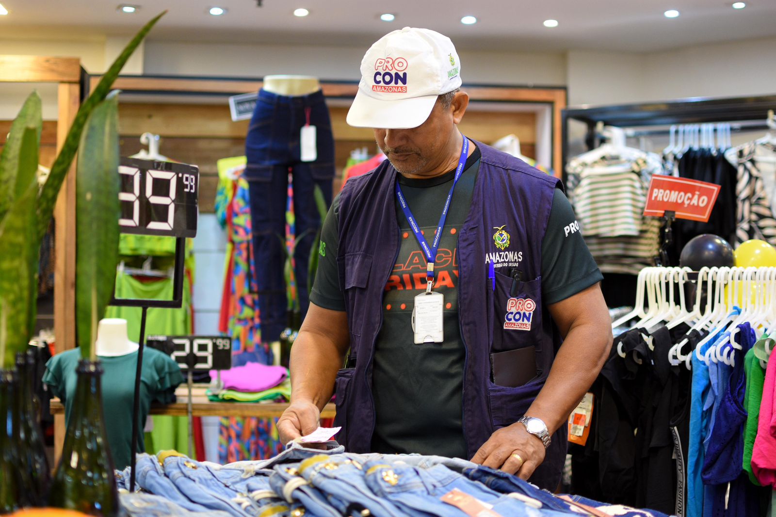 Procon-AM aperta lojas que prometem Black Friday em Manaus