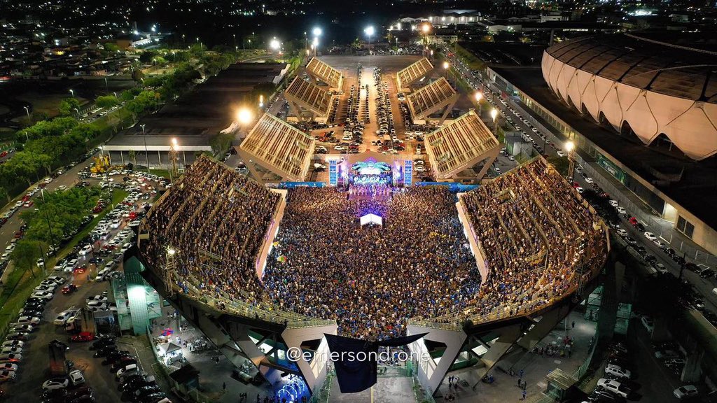 Festa da vitória do Caprichoso leva 35 mil pessoas ao Sambódromo