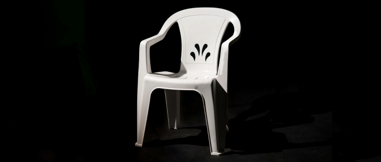 Inmetro alerta: cuidados ao comprar e utilizar cadeiras plásticas monobloco