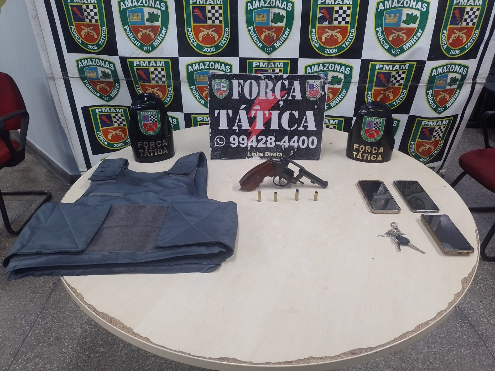 Força Tática prende três pessoas com armas, munições e colete balístico