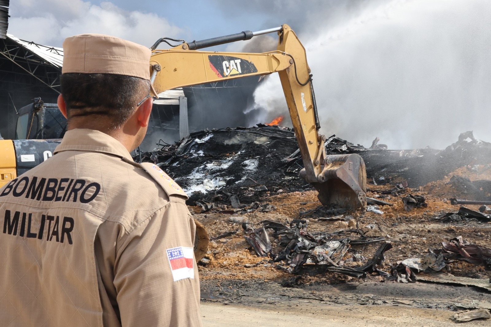 Incêndio na Effa Motors é tratado como desastre ambiental pela Prefeitura de Manaus