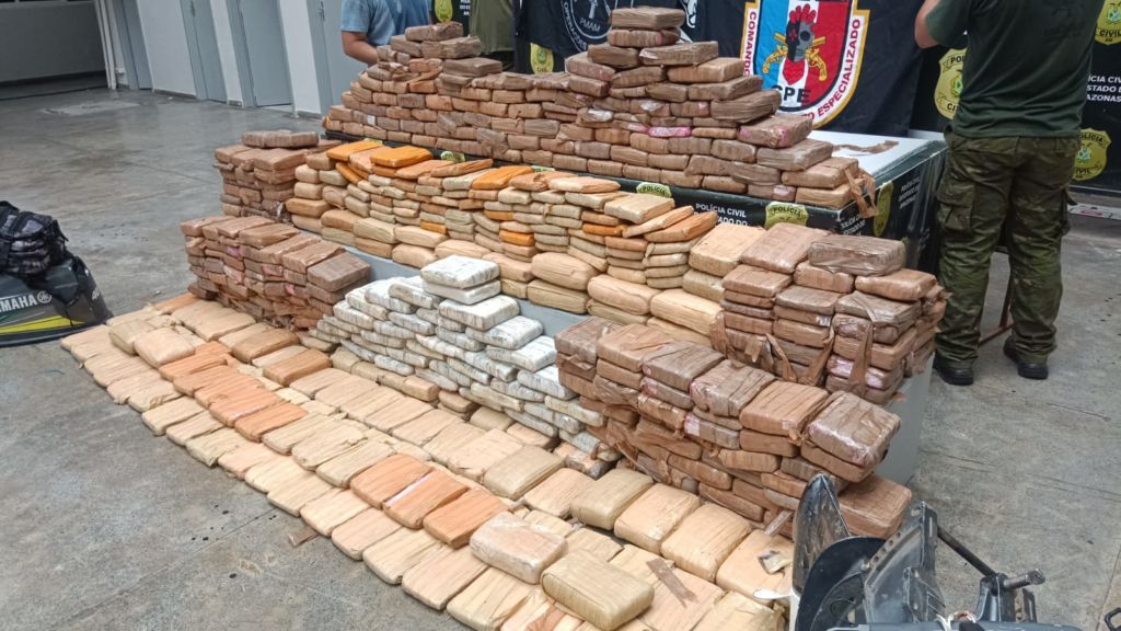 Mais de 400 quilos de drogas são apreendidas em embarcação