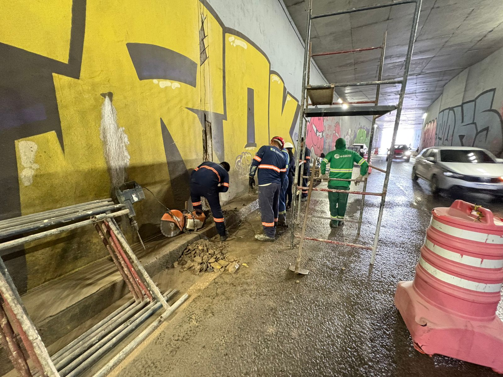 Prefeitura de Manaus reforça sistema de drenagem na trincheira do complexo Rei Pelé