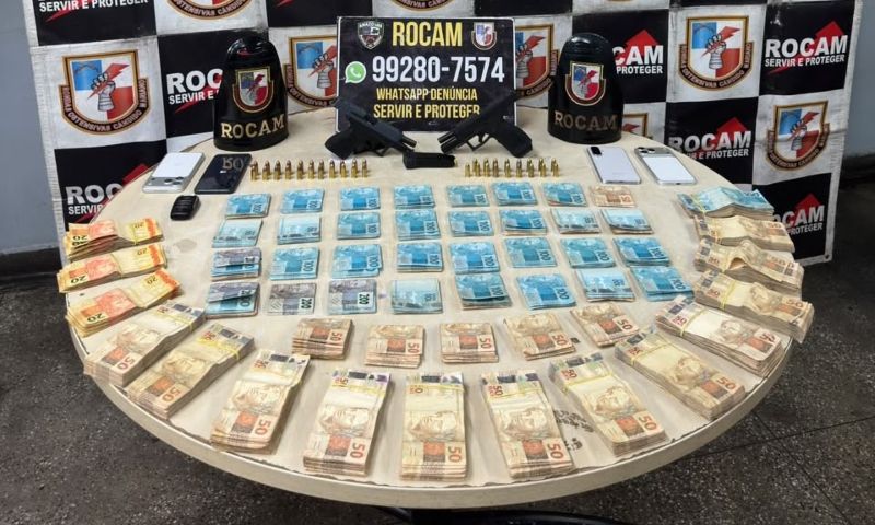 Dupla é presa com armas e R$ 104 mil no bairro Jorge Teixeira