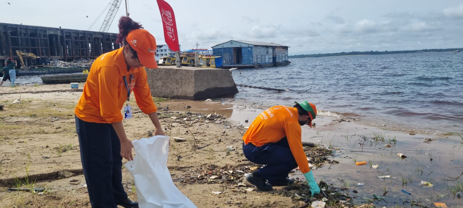 Prefeitura realiza ações simultâneas de limpeza da orla de Manaus