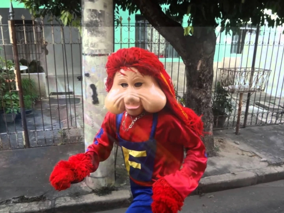 Vídeo: Fofão 'rouba' carro após homem parar para dançar com Carreta Furacão