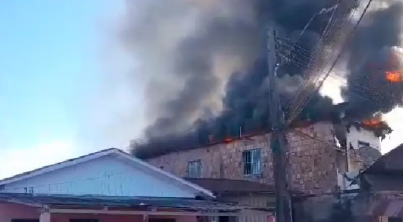 Vídeo: incêndio destrói residência em Tefé