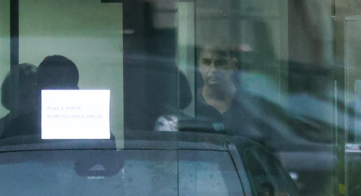 Primeira Turma do STF forma maioria para manter prisão de Bolsonaro