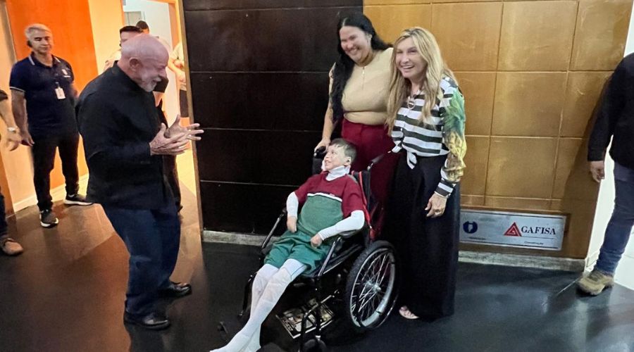 Lula recebe pedido de aplicação da Lei Rafael Benjamin e apoio para pensão vitalícia a pacientes com epidermólise bolhosa