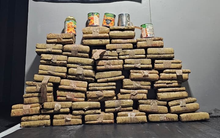 PMAM apreende mais de 70 quilos de drogas escondidas em tubos de PVC e latas