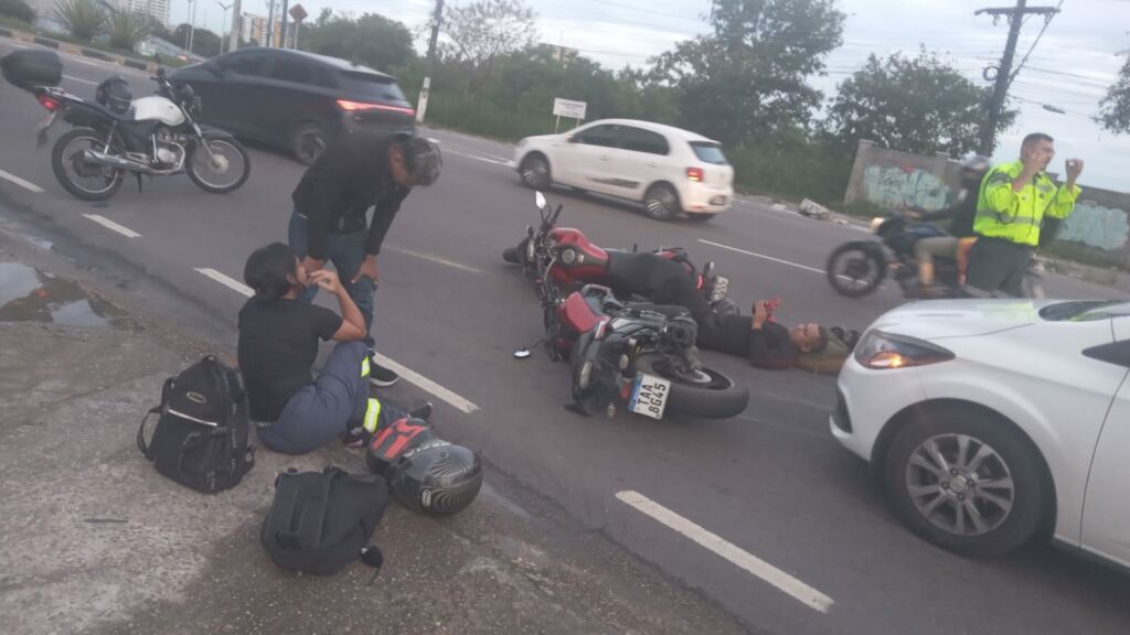 Colisão entre motocicletas deixa dois feridos na Bola do Coroado