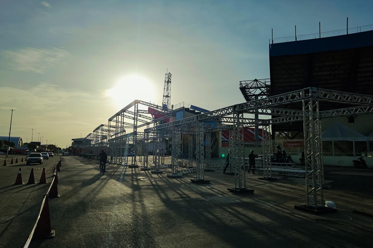 Prefeitura de Parintins inicia montagem da estrutura do Carnailha 2026