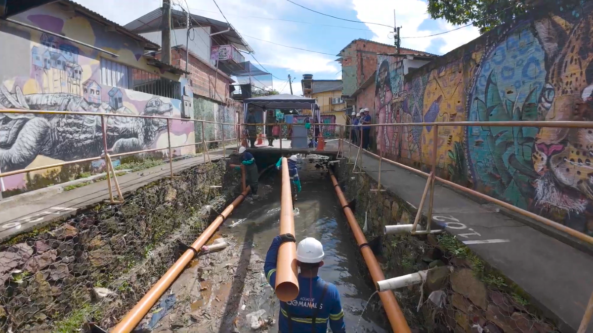 Obra leva esgotamento sanitário a comunidade de rip-rap em Manaus