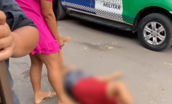 Vídeo: Mãe se desespera e desmaia ao encontrar filho morto na Compensa