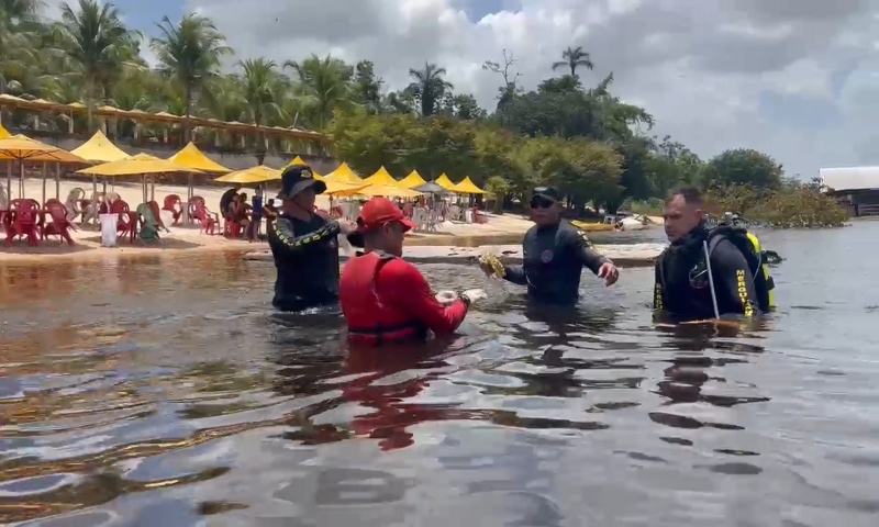 Vídeo: Corpo é achado boiando na Praia Dourada