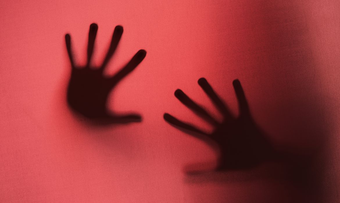 Presa denuncia estupro durante transferência no AM; Defensoria aciona CNJ