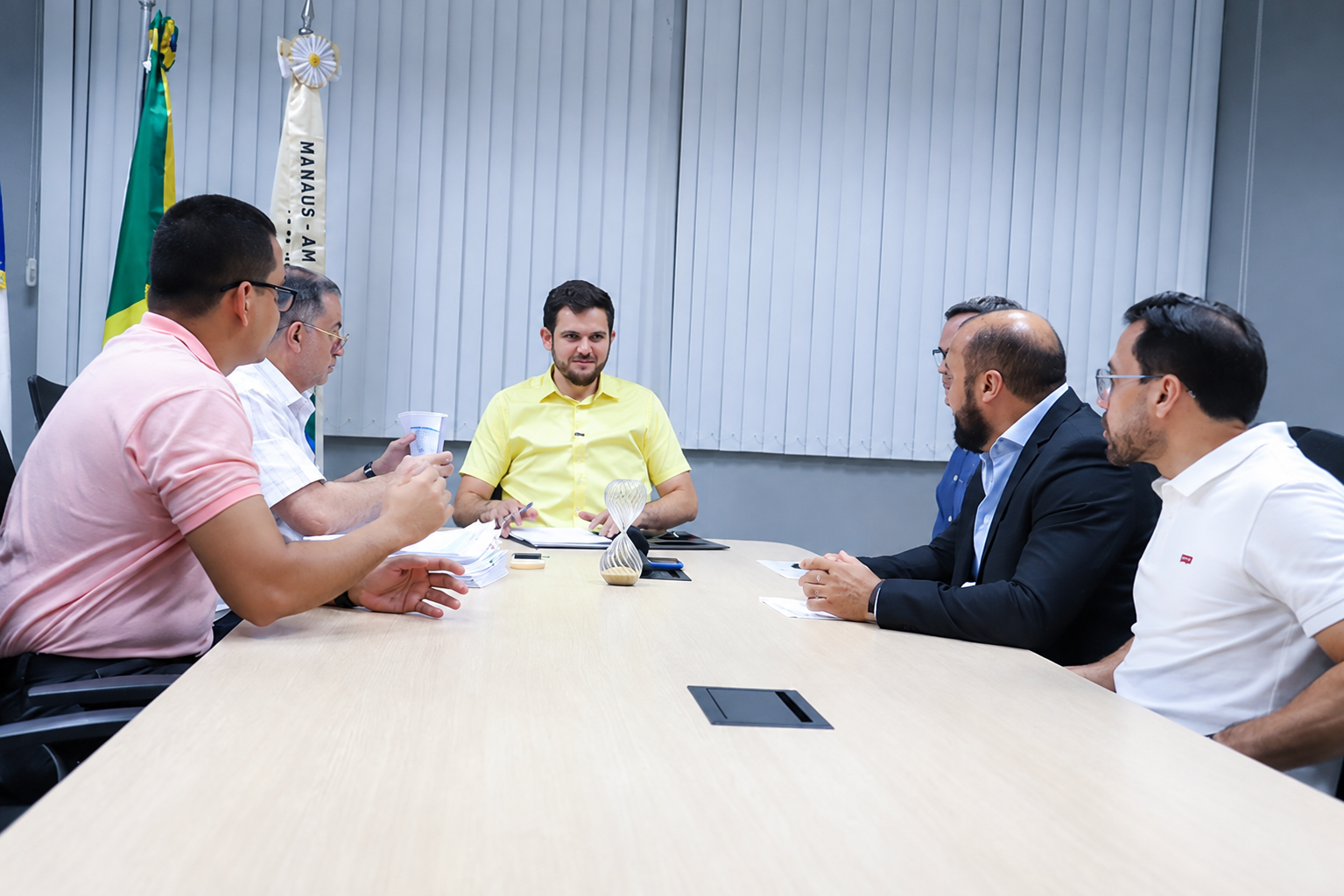 Prefeito assina progressões salariais para 7.616 servidores de Manaus