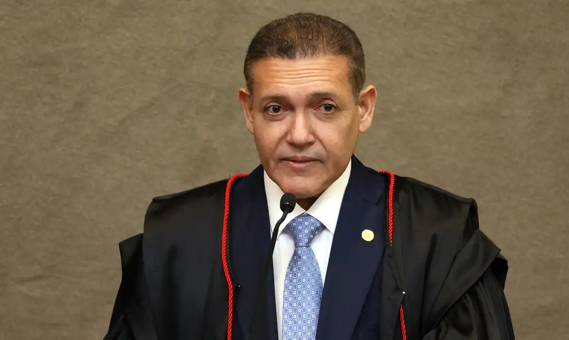 TSE atende Flávio e manda suspender canal do whatsapp Exército do Lula