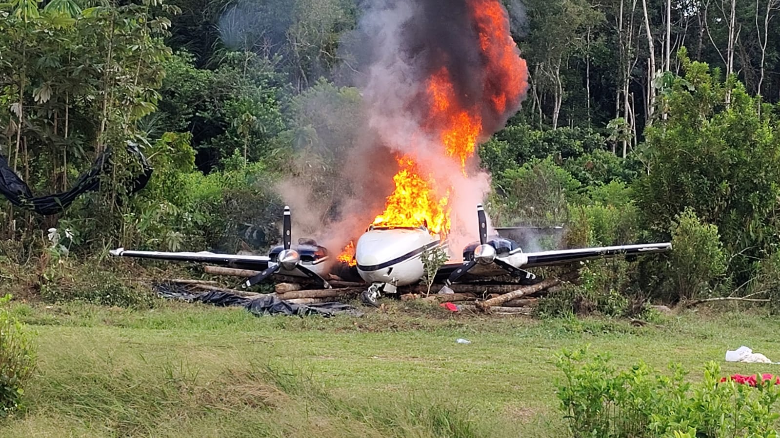 Vídeos: operação destrói aeronaves e pista clandestina na fronteira da Amazônia com o Peru