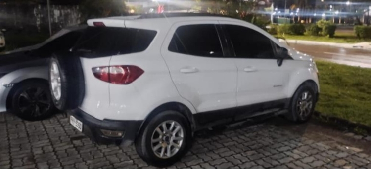 Dupla é presa após sequestrar três pessoas com arma falsa na Ponta Negra