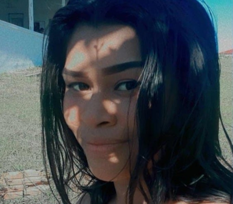 Jovem que caiu de moto ao beijar namorado morre em Manaus