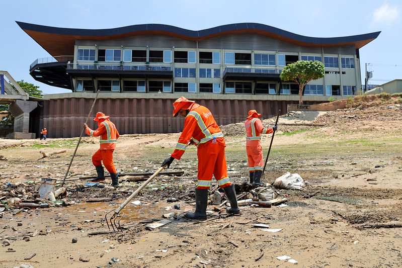 Limpeza da orla do rio Negro em Manaus é intensificada com mais de 500 trabalhadores