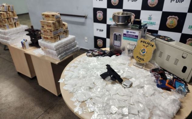 Trio é preso com cinco mil papelotes de cocaína em Manaus