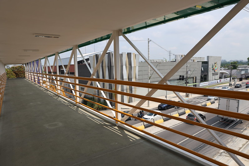 Prefeitura inaugura passarela na avenida Ephigênio Salles