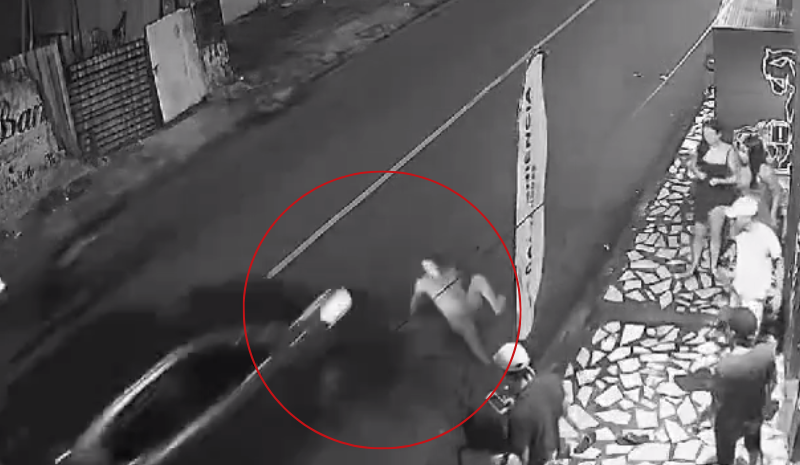 Imagem forte: Homem se desequilibra ao levar chute e morre atingido por carro em Manaus