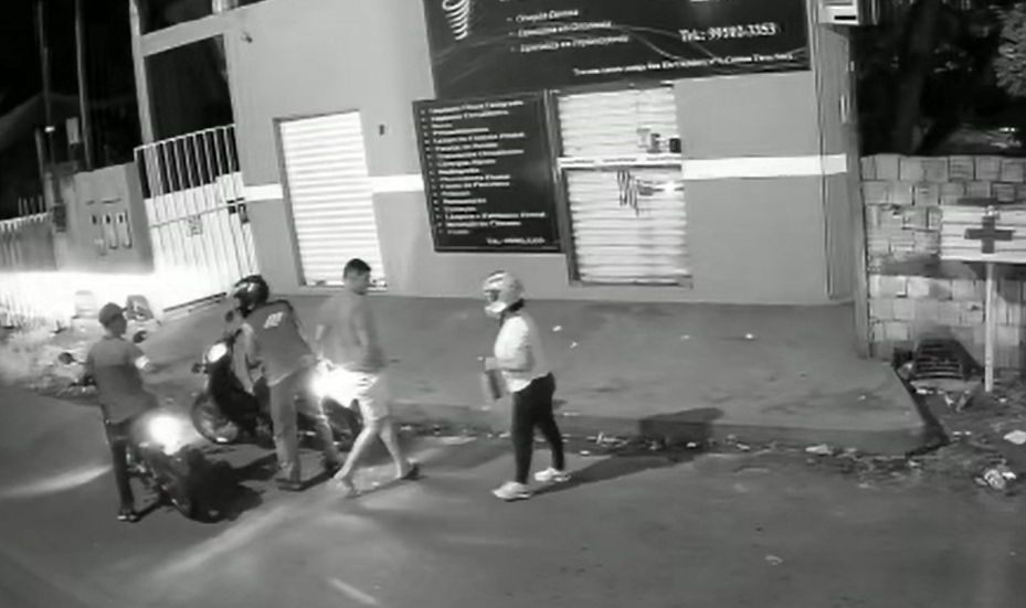 Vídeo: Casal é assaltado e mulher chora após bandidos levarem moto em Manaus
