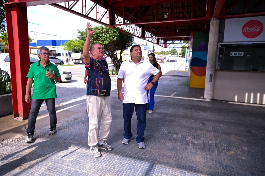 Caio André acompanha serviços de revitalização da praça do Dom Pedro