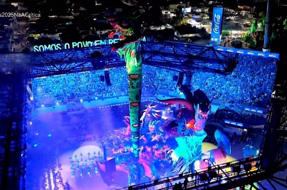 Segunda noite do Caprichoso teve alegoria que ultrapassou a altura do bumbódromo